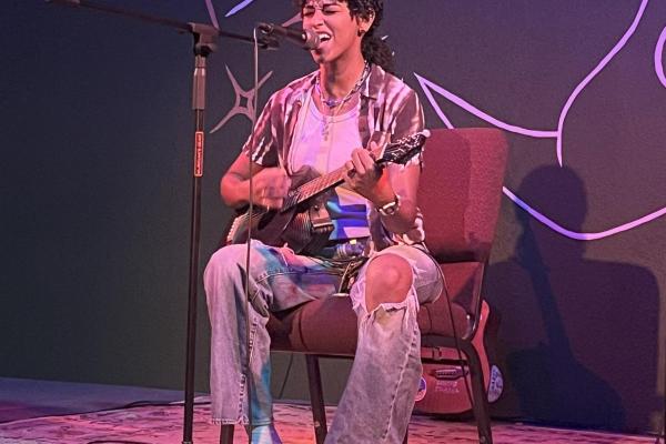 Rayann performs at Manos Sagrados